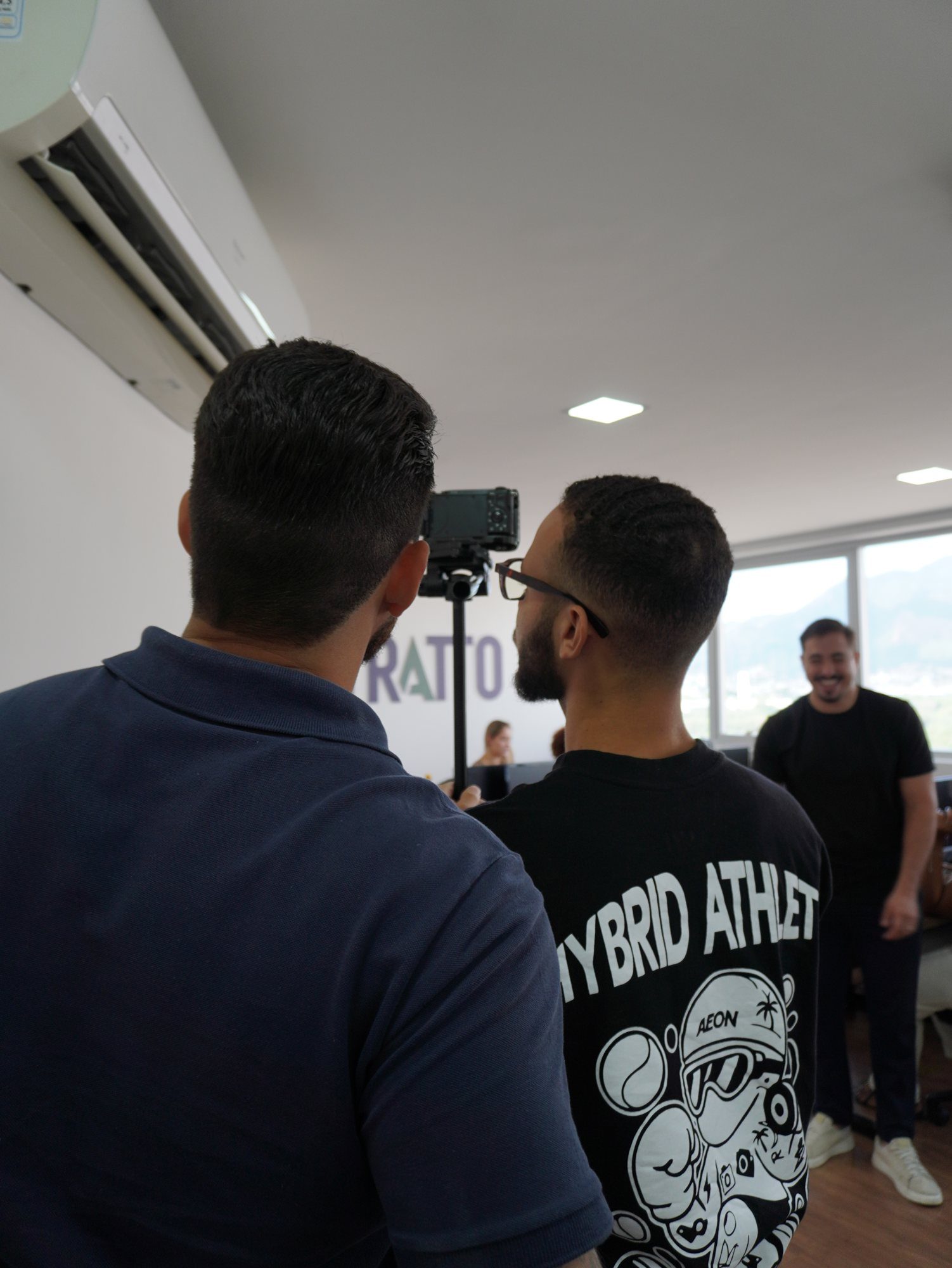 Equipe acompanhando a gravação pela câmera