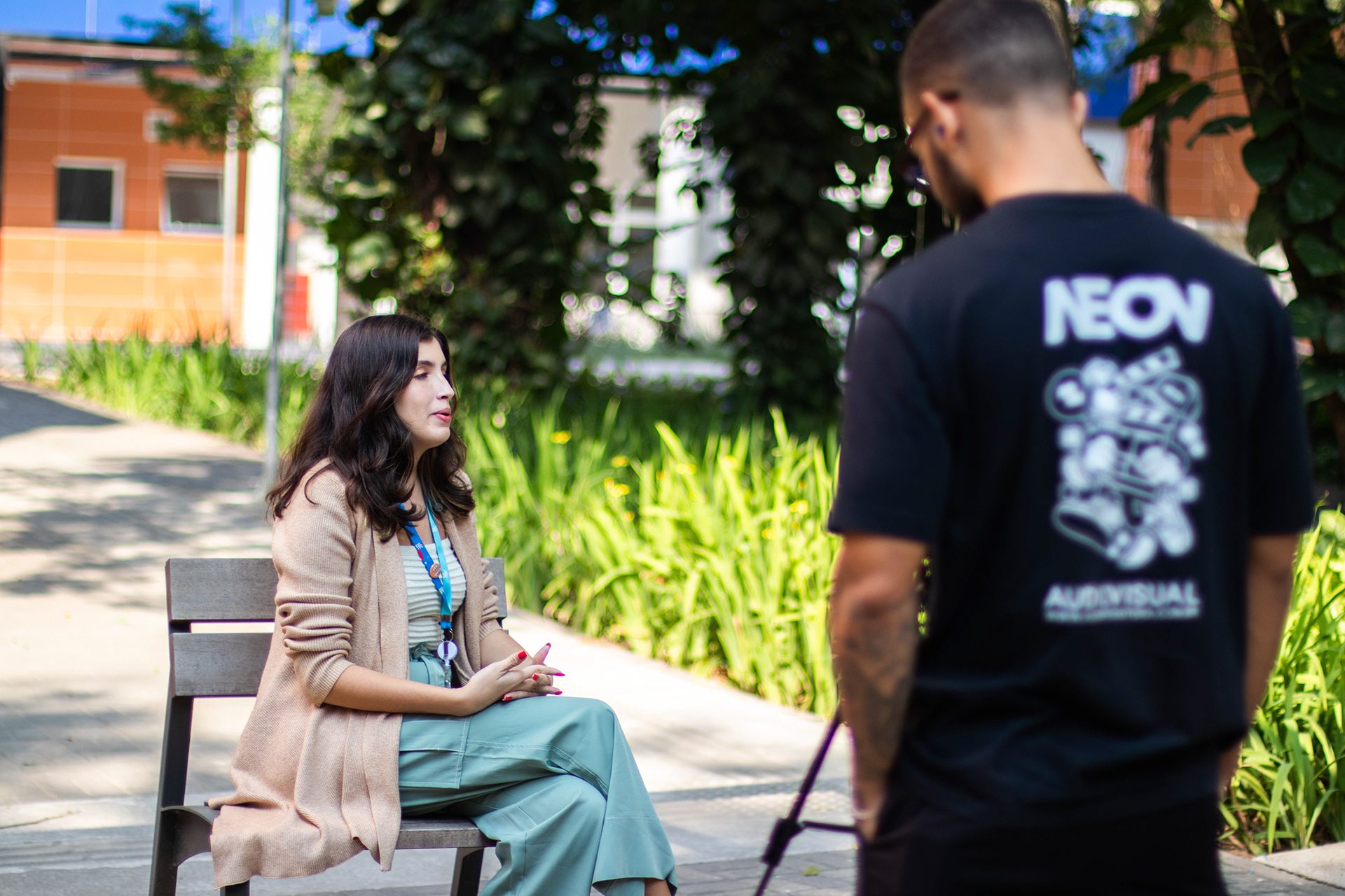 Equipe Aeon em set durante entrevista