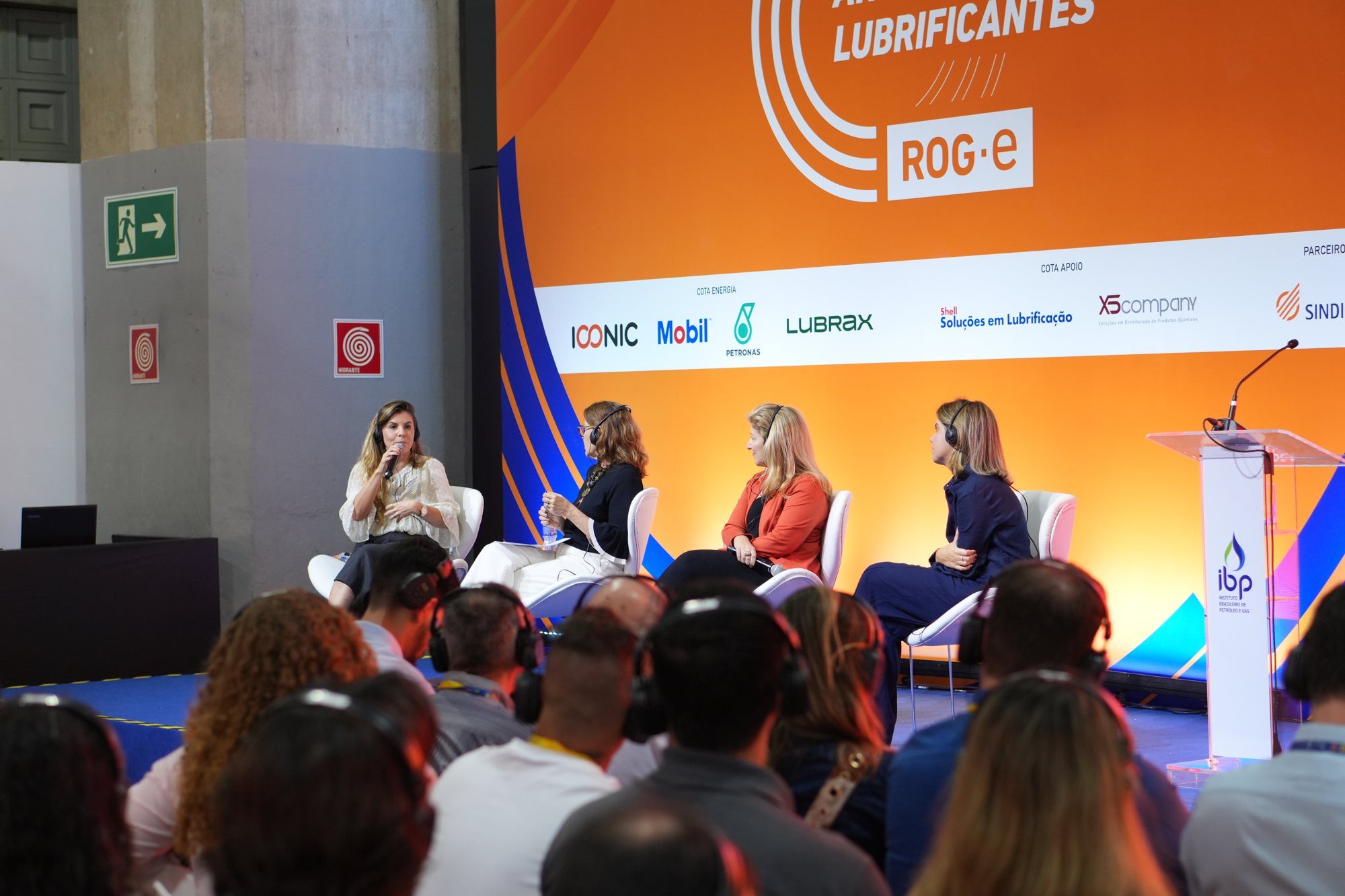 Painel no palco da Arena de Lubrificantes, no ROG.E