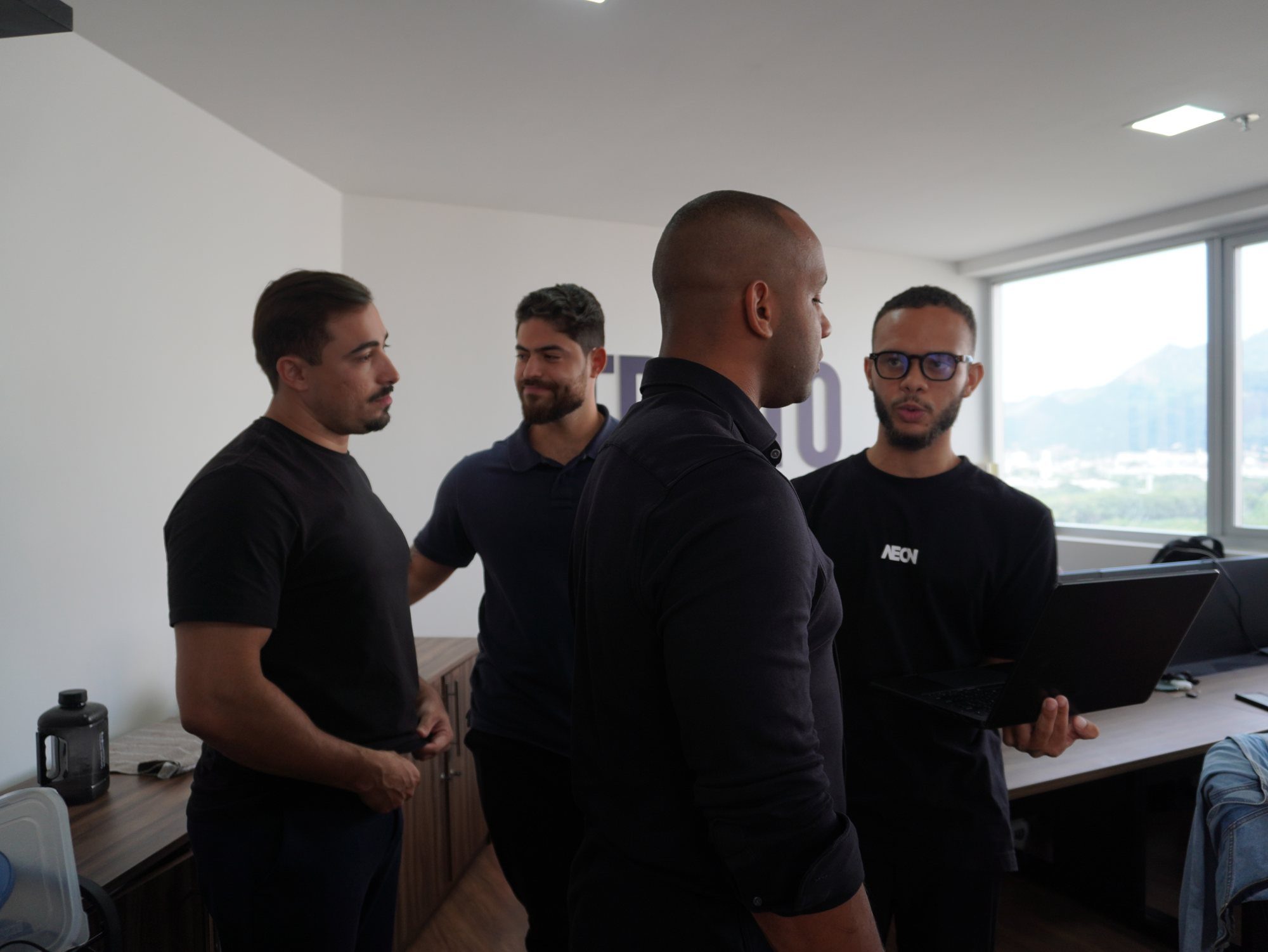 Equipe Aeon alinhando a gravação com a equipe da Tratto