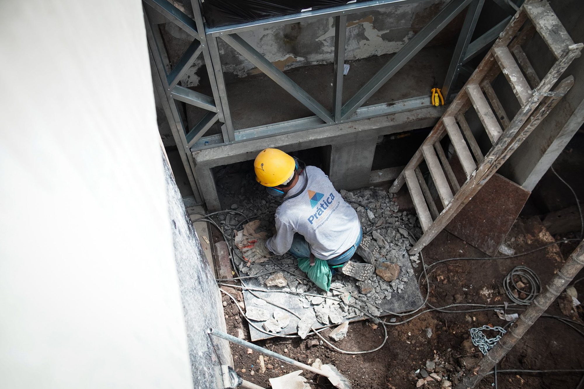 Funcionário da Prática em obra de fundação