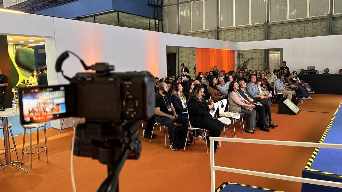 Câmera da Aeon gravando o público da Arena