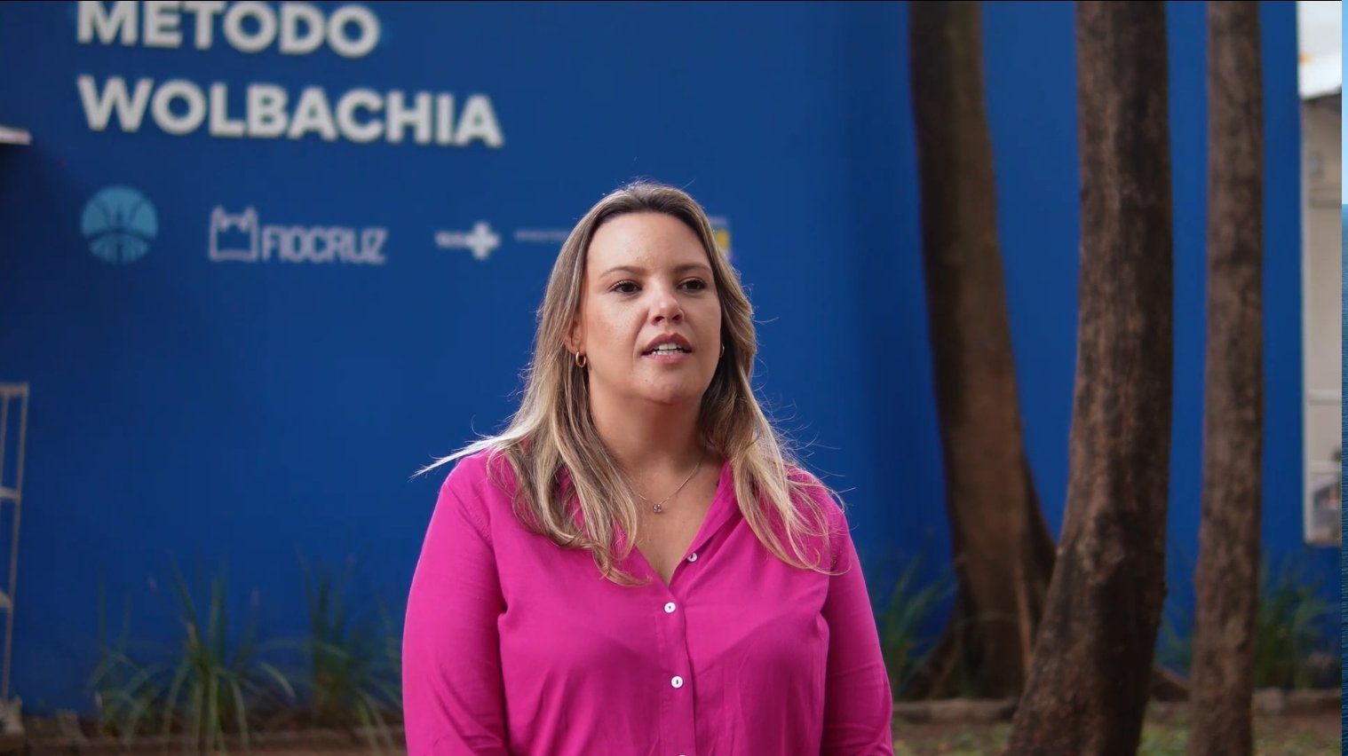Entrevistada em frente à Biofábrica do Método Wolbachia, na Fiocruz