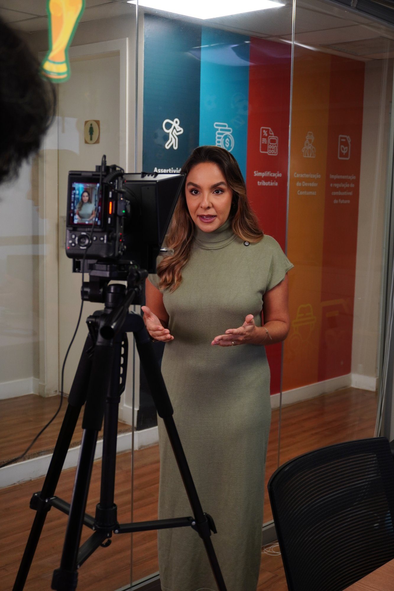 Jornalista do ICL gravando em frente à câmera com teleprompter