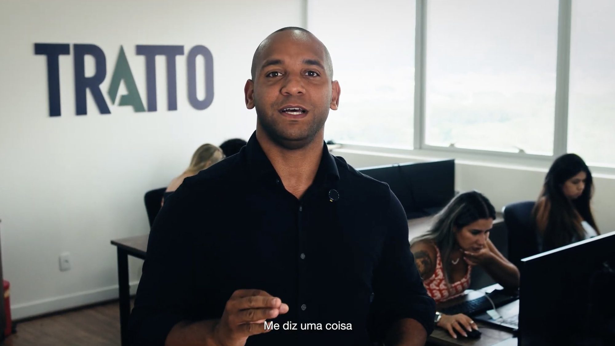 Frame do manifesto da Tratto no escritório, com o logo na parede