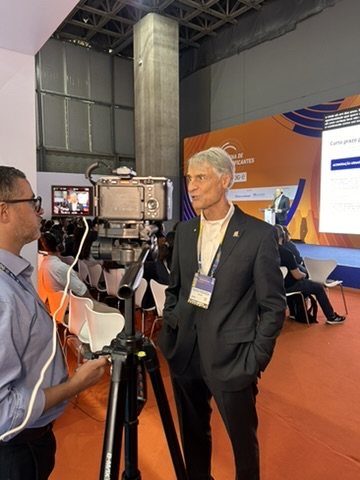 Entrevista com palestrante ao lado do palco