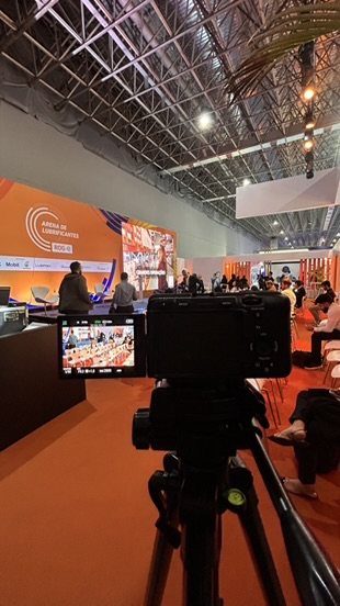 Monitor da câmera com o palco da Arena ao fundo