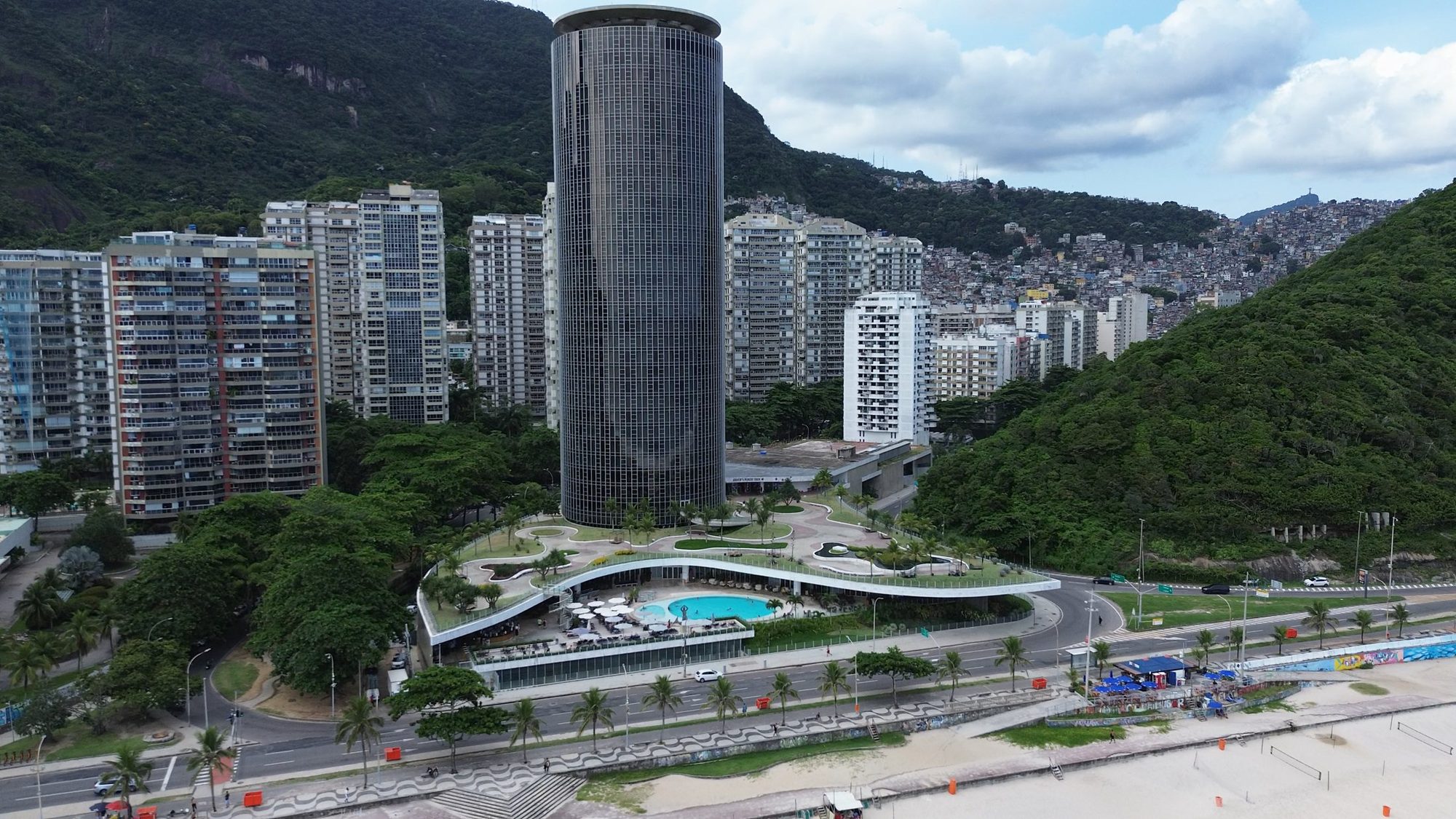 Hotel Nacional visto de drone, obra da Prática Engenharia