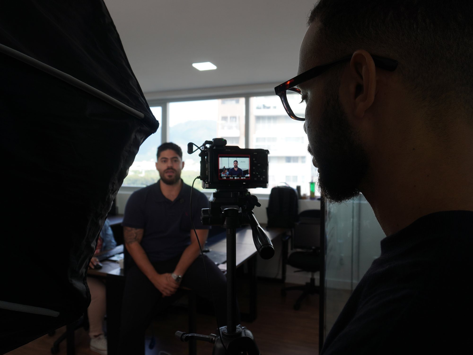 Softbox e câmera no set de entrevista