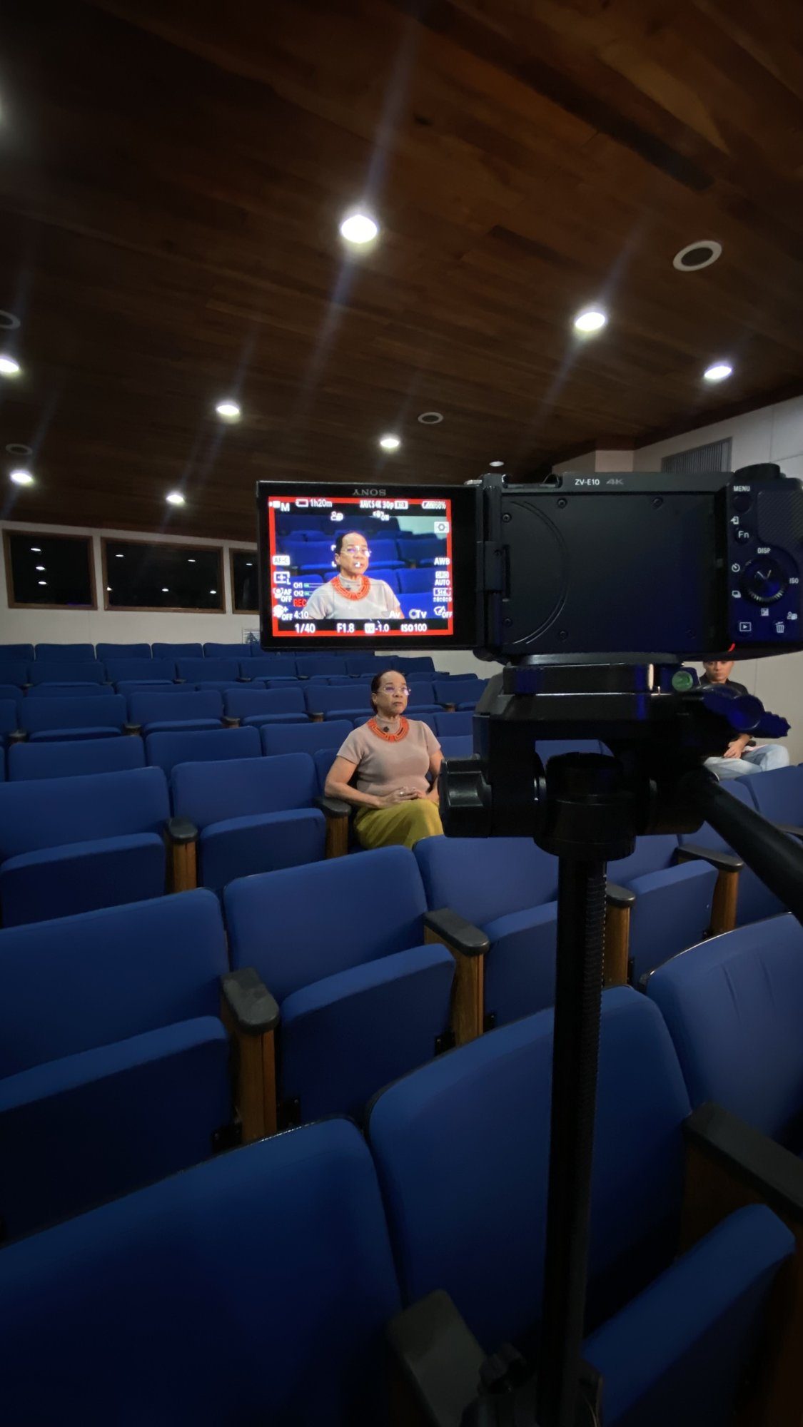 Set de entrevista no auditório, com o monitor da câmera gravando